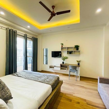 גורגאון The Empire Suites 1Rk Near Max & Fortis Hospital מראה חיצוני תמונה
