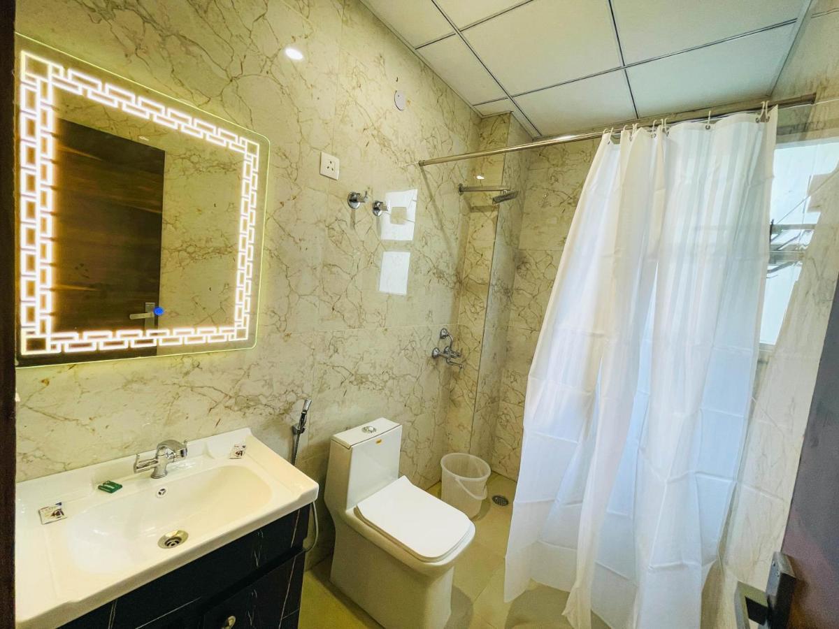 גורגאון The Empire Suites 1Rk Near Max & Fortis Hospital מראה חיצוני תמונה