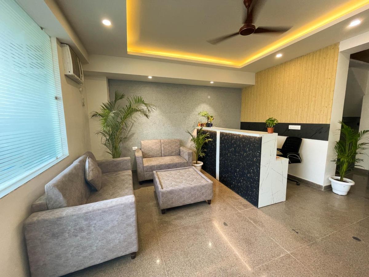 גורגאון The Empire Suites 1Rk Near Max & Fortis Hospital מראה חיצוני תמונה