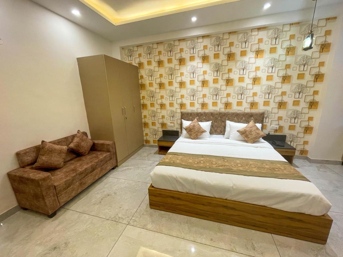 גורגאון The Empire Suites 1Rk Near Max & Fortis Hospital מראה חיצוני תמונה