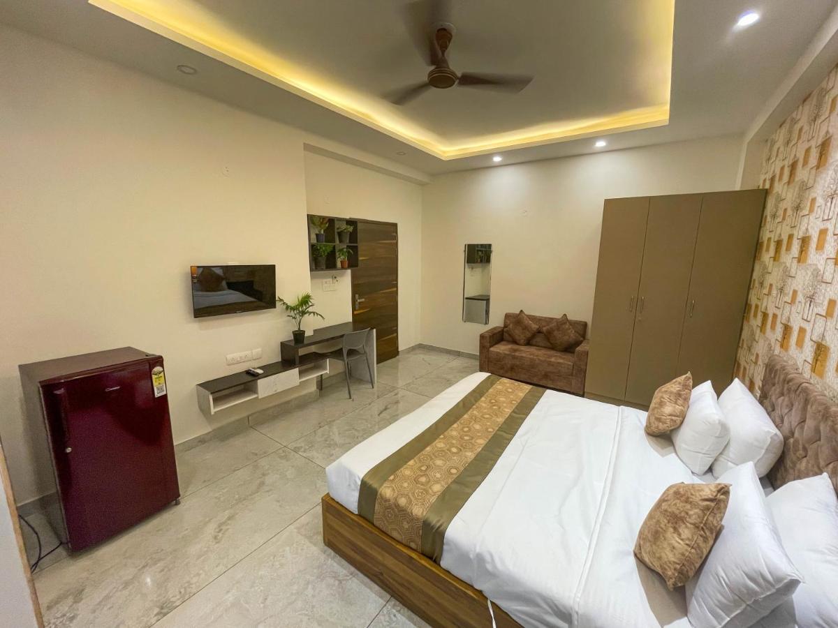 גורגאון The Empire Suites 1Rk Near Max & Fortis Hospital מראה חיצוני תמונה