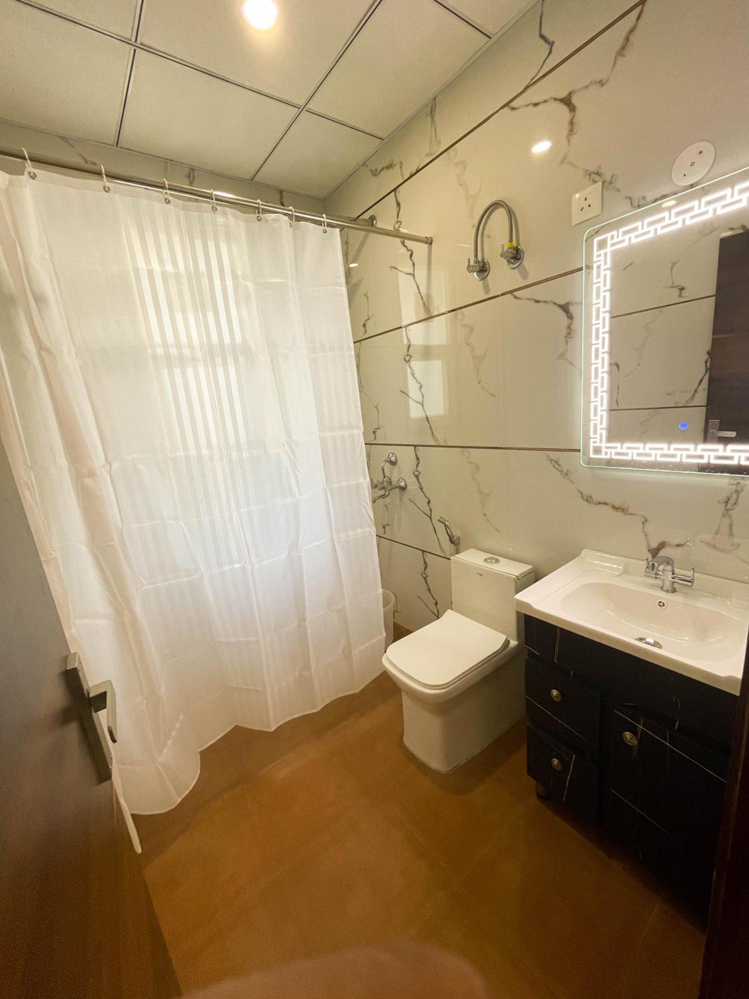 גורגאון The Empire Suites 1Rk Near Max & Fortis Hospital מראה חיצוני תמונה