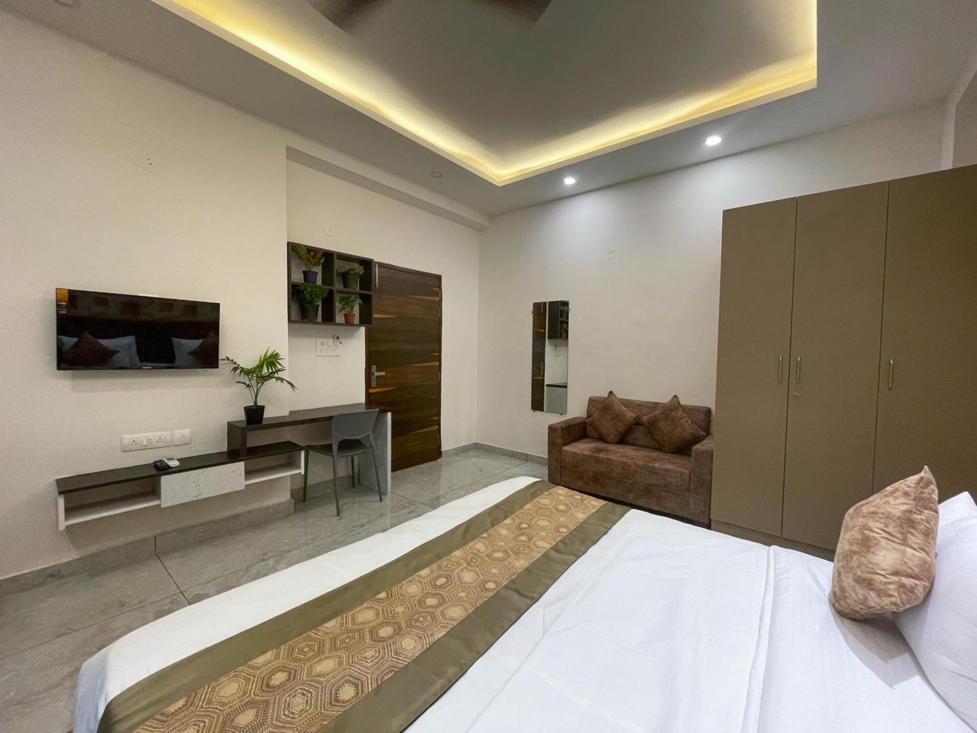 גורגאון The Empire Suites 1Rk Near Max & Fortis Hospital מראה חיצוני תמונה
