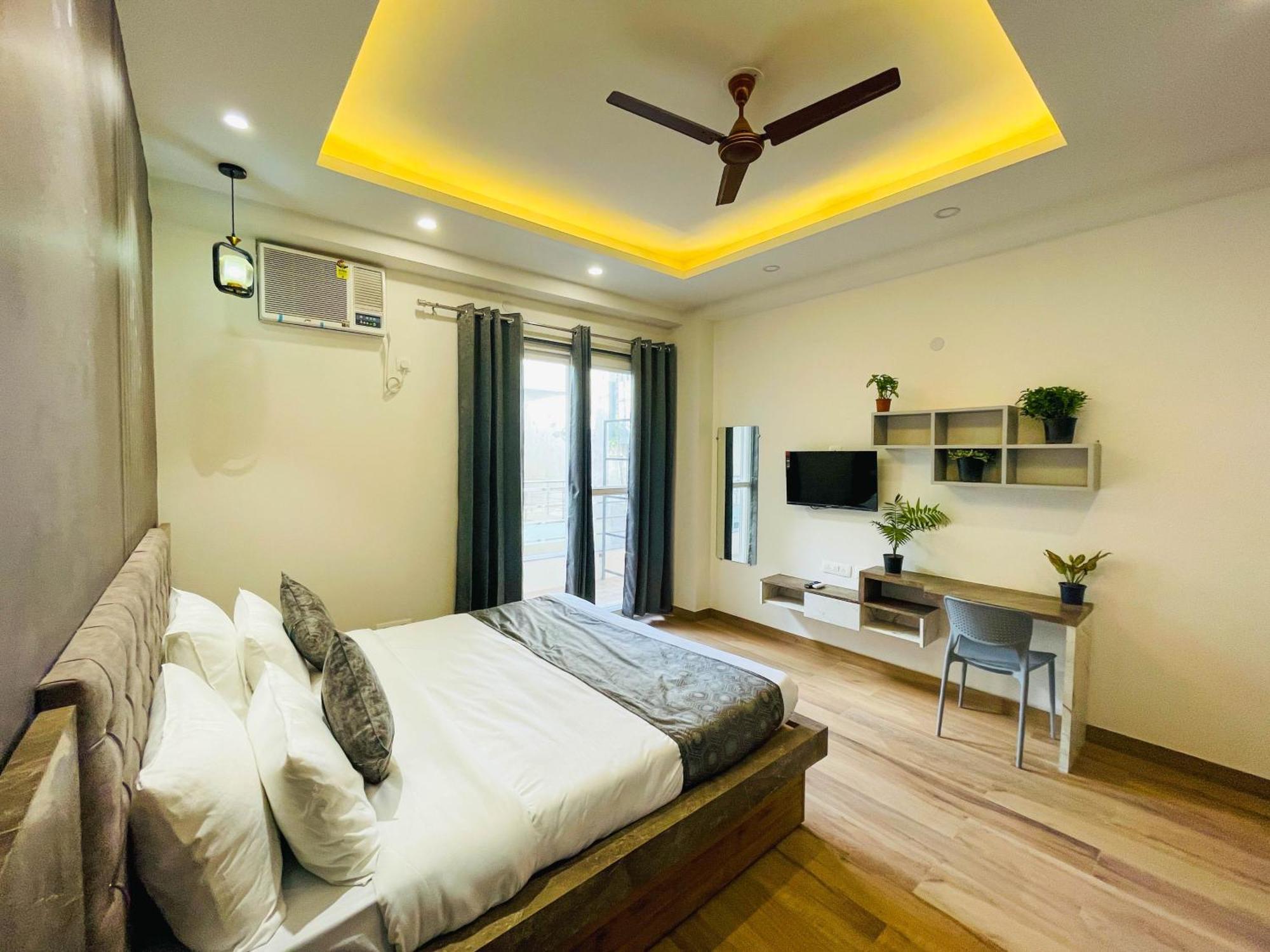 גורגאון The Empire Suites 1Rk Near Max & Fortis Hospital מראה חיצוני תמונה