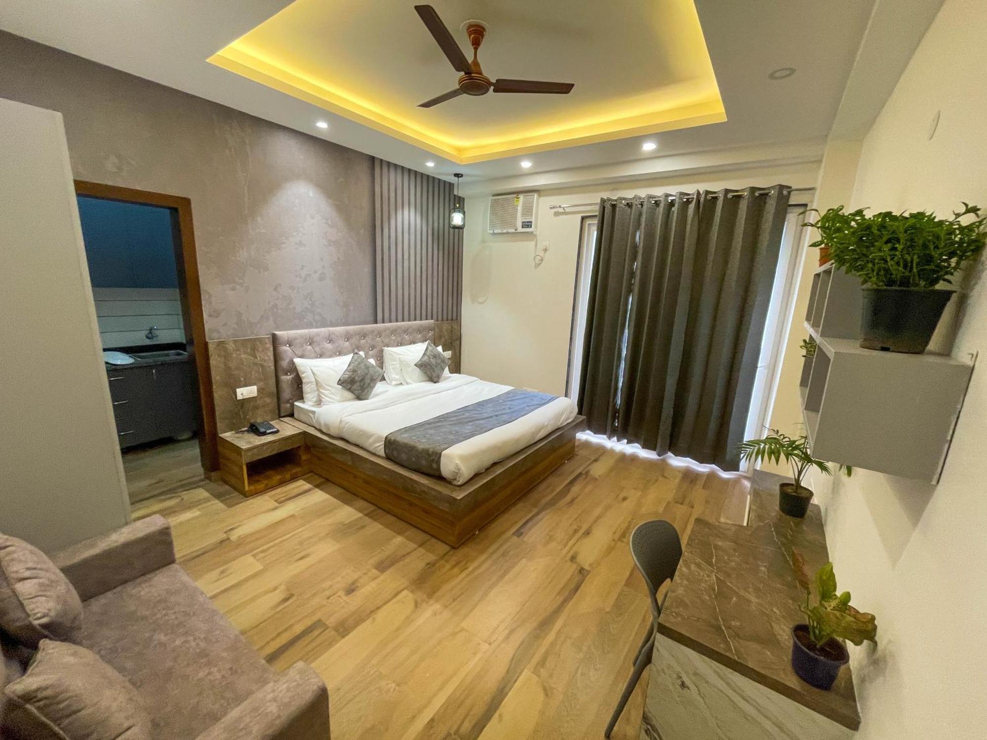 גורגאון The Empire Suites 1Rk Near Max & Fortis Hospital מראה חיצוני תמונה
