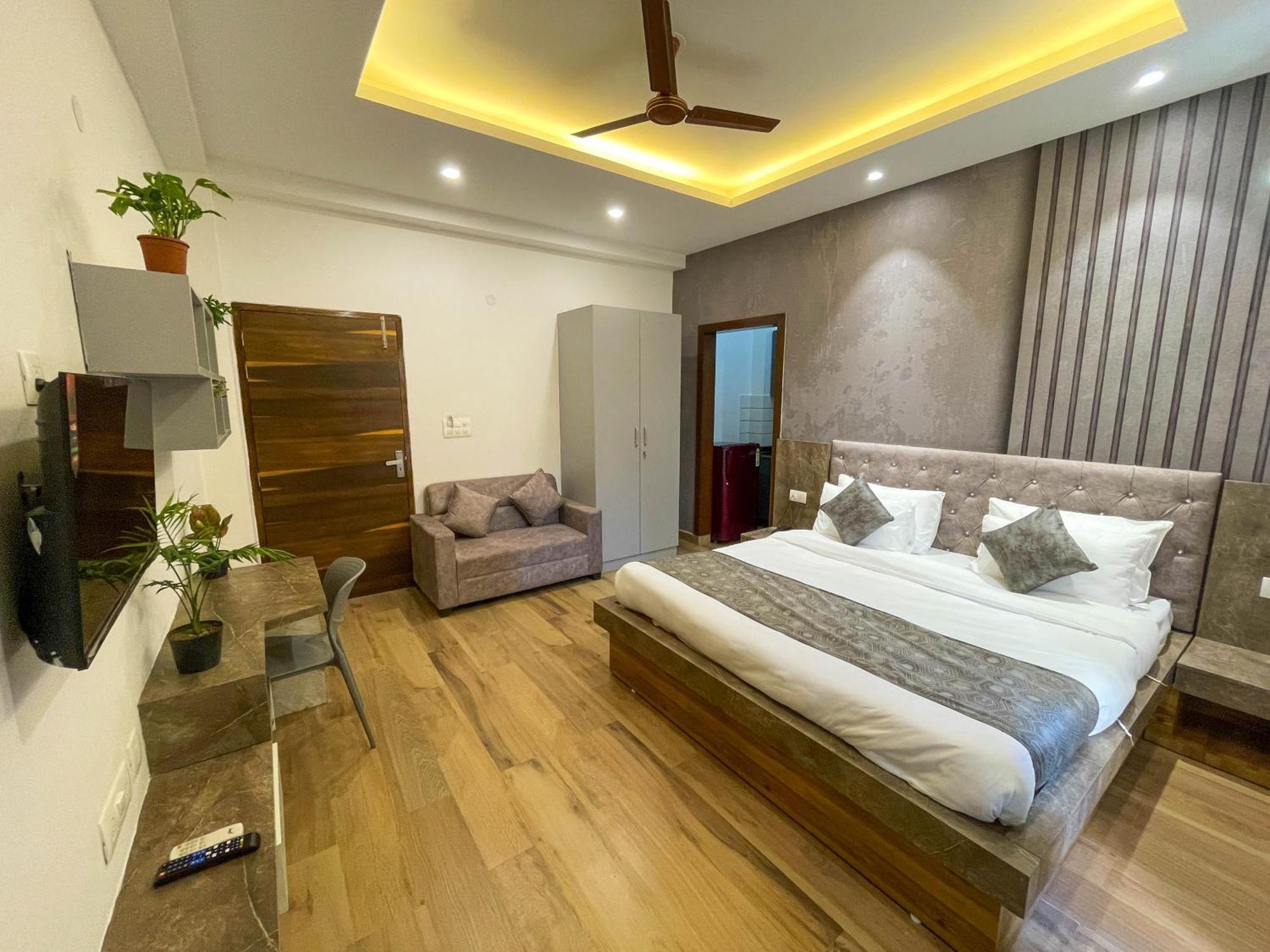 גורגאון The Empire Suites 1Rk Near Max & Fortis Hospital מראה חיצוני תמונה