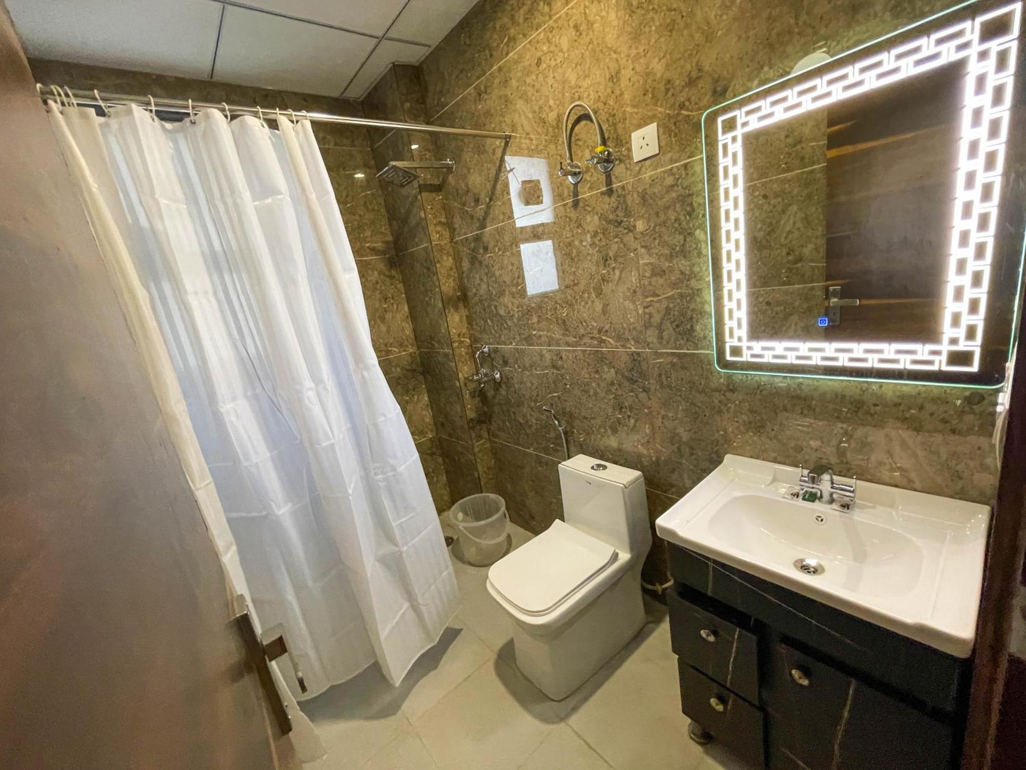 גורגאון The Empire Suites 1Rk Near Max & Fortis Hospital מראה חיצוני תמונה